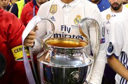 包含C罗回归赛场，挺进下一轮首场状态亮眼，FPX观众沸腾！的词条